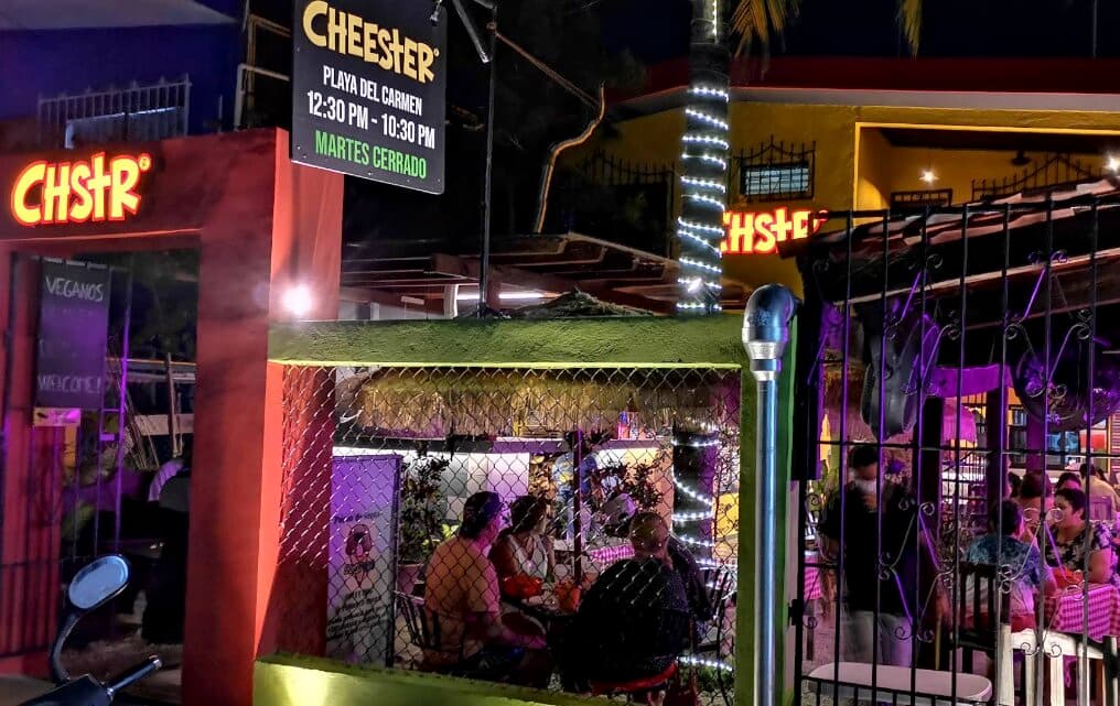 Fachada y terraza de Cheester en Playa del Carmen